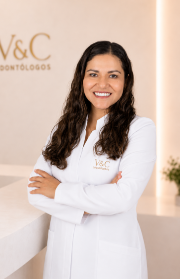 Dra. Natalí, periodoncia e implantes en V&C Odontólogos