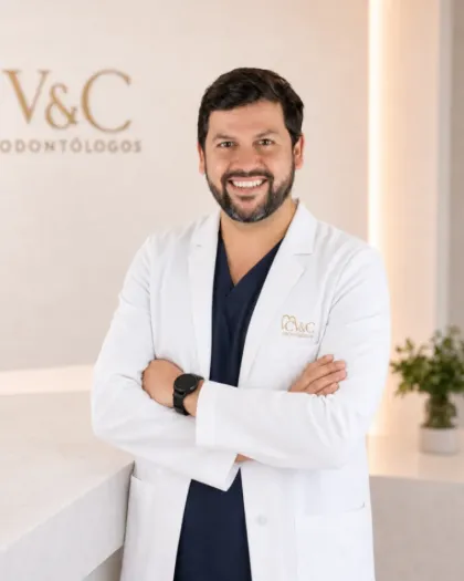 Dr. Eduardo Villalobos, director clínico de V&C Odontólogos