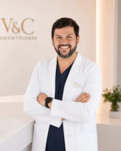 Dr. Eduardo Villalobos, director clínico de V&C Odontólogos