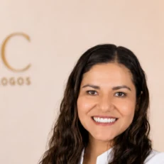 Dra. Natalí Arroyo, periodoncia e implantes