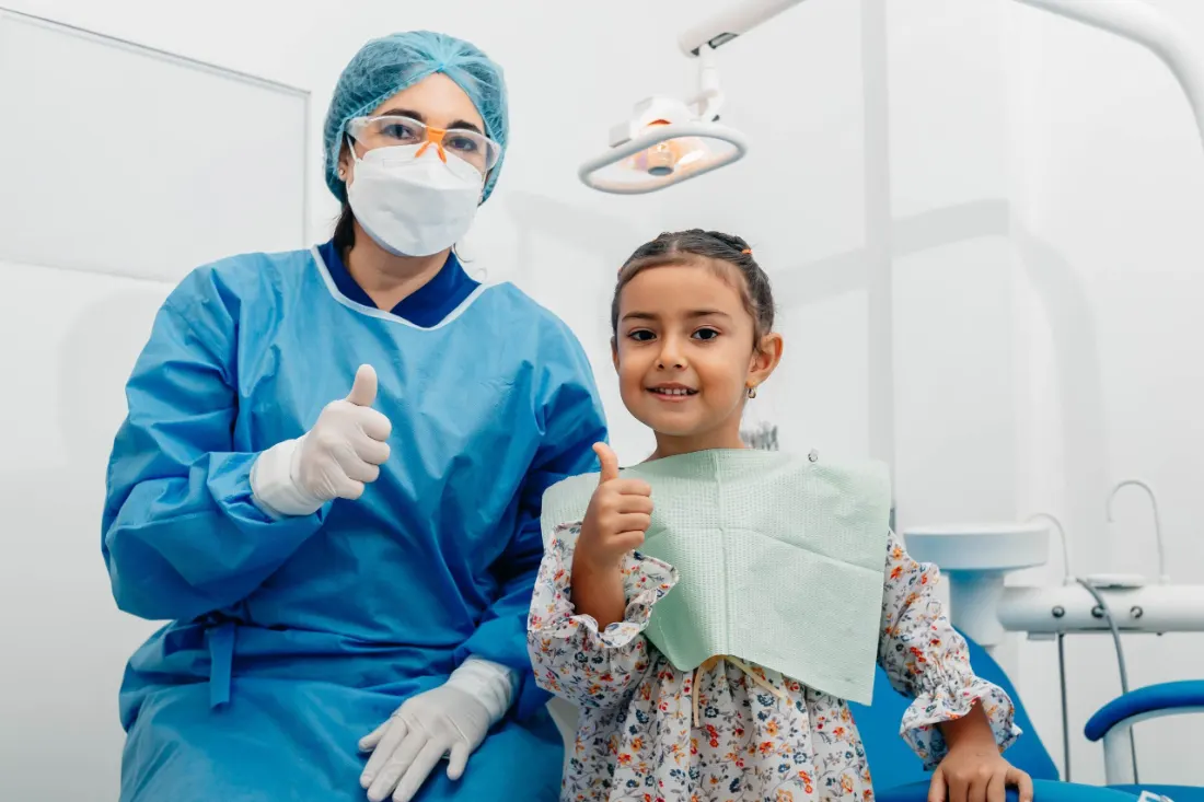 Odontopediatra de V&C Odontólogos con una niña paciente en Lima