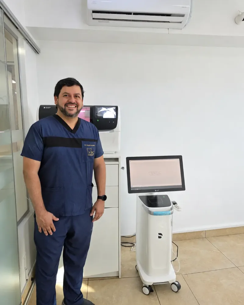 Dr. Eduardo Villalobos junto al sistema CEREC en la sede San Borja
